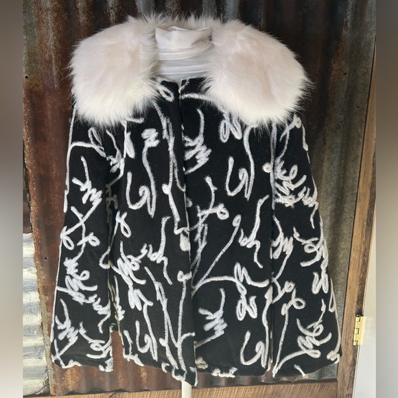 Radzoli Black/White Boucle poncho Faux fur collar-size S ( poncho fit) - Picture 2 of 7